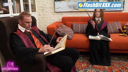 Nicole Murkovski - Hermione gave Harry Potter a blowjob between couples [FullHD 1080p]