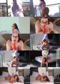 Luna Lark - Easter Bunny Gives Luna Lark Big Carrot [UltraHD 2K 2158p] 