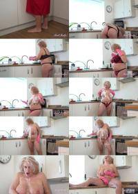 Camilla Creampie - Housewife Camilla Soaps Up and Masturbates in the Kitchen [FullHD 1080p] 